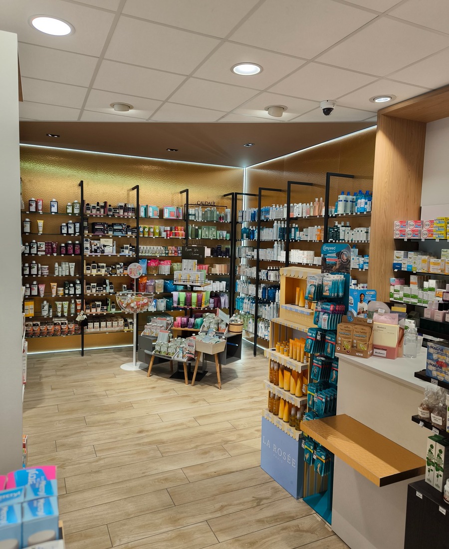Espace conseil et rayons de la Pharmacie de la Douane